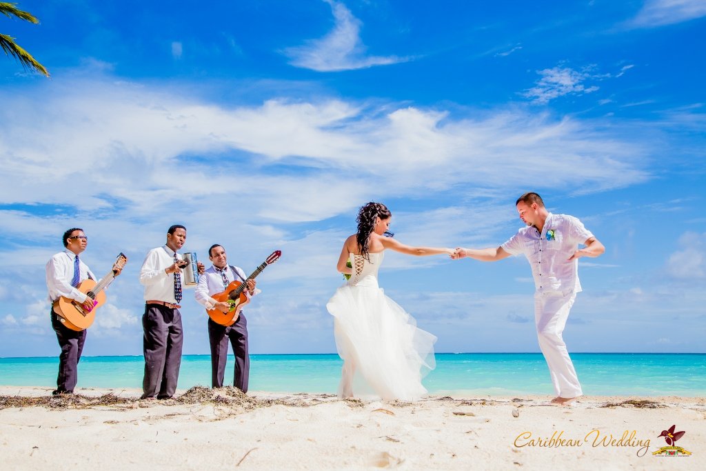 Музыка для свадьбы веселая. Свадьба на карибских островах. Свадьба в Доминикане. Свадьба на берегу моря с музыкантами. Доминикана Свадебная церемония.