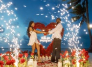 Heiratsantrag bei Sonnenuntergang in Punta Cana mit Rosenherz und Feuerfontänen