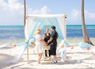 Elopement-Hochzeit am Strand von Punta Cana mit blau-weißer Traubogen