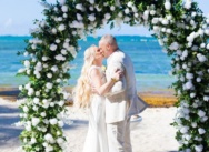 Erheben Sie Ihre Hochzeit mit exquisiten Seidenblumenbögen in Punta Cana, Dominikanische Republik