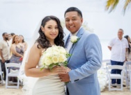 Yolin und Pedros Elopement-Hochzeit an einem privaten Strand