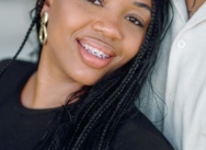 Heiratsantrag am Strand von Punta Cana mit leuchtenden MARRY ME Buchstaben