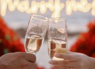 Heiratsantrag in Punta Cana mit roten Rosen und Geige